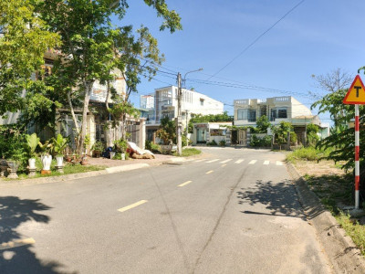 Bán đất chính chủ, vuông vức 105 m2 tại Tp. Quảng Ngãi, Bắc Bờ Kè Trà khúc, hướng Tây