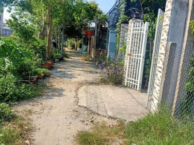 E cần bán miếng đất.e xây 3 phòng rồi.nằm hướng tâ