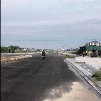 BÁN LÔ ĐẤT 100M2 TRỤC ĐƯỜNG 32M THỊ TRẤN LA HÀ