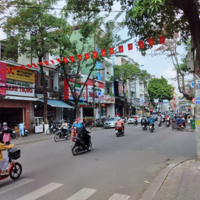 Nguyên căn mặt tiền 150m2 đường Quang Trung