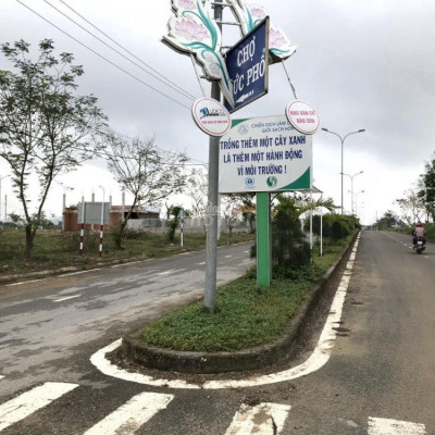 Lô đất  mặt tiền Phạm Văn Đồng, kề chợ Đức Phổ