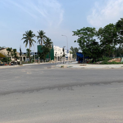 Bán đất mặt tiền lê thánh tôn vị trí đẹp