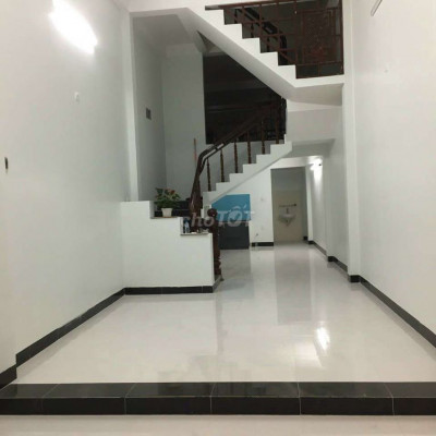 Nhà 01 trệt, 01 lầu, trung tâm thị trấn Là Hà