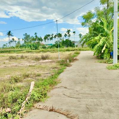 Bán đất Tịnh Phong . Thôn Phong Niên Hạ . Cách chợ bò 200 m . Gần cfe Hoàng Nghi. DT 5x20. Hướng Tây Bắc . Đường oto đến đất . Giá 490tr LH: 0935571907