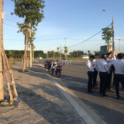 Bán lô góc 2 MT trục chính vào Cv dự án Phú Điền