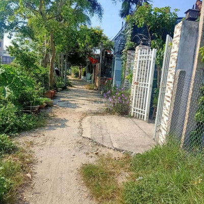 E cần bán miếng đất.e xây 3 phòng rồi.nằm hướng tâ