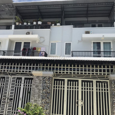 Bán nhà y như hình 1 trệt 2 lầu. 100m2