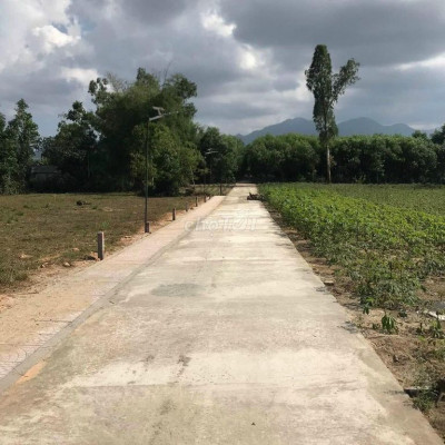 Bán lô đất ngay uy ban nhân dân và trường học