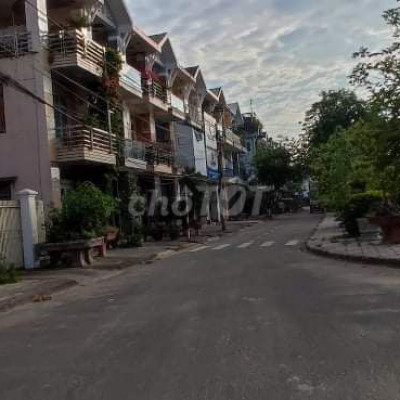 nhà mặt tiền, hướng đông, đối diện công viên