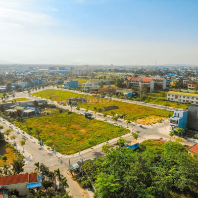 Hàng kín mặt tiền đường