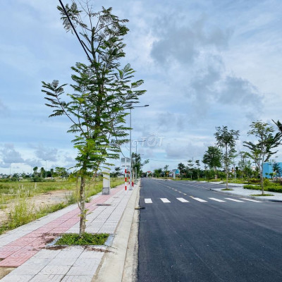 Bán đất đường chính thông Quảng trường La Hà QNgai