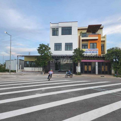 TT hành chính. gần quảng trường. sát TPQN