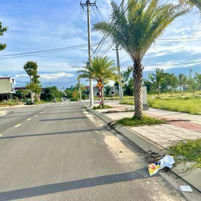 Bán 100m2  ngay trường liên cấp thị trấn La Hà