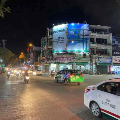 Mặt bằng 240m2 ngã tư Hùng Vương. tp Quãng Ngãi