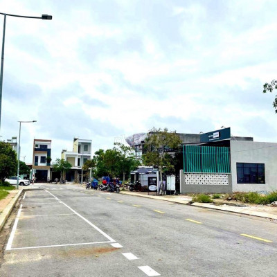 2 Lô cuối cùng đối diện Quảng trường Tư Nghĩa