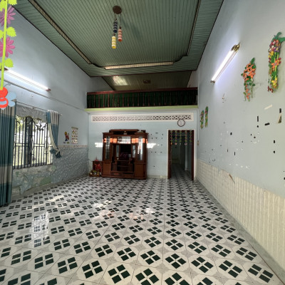 cho thuê nhà nguyên căn 12 x 30 bao gồm sân vườn rộng vị trí trung tâm phường quảng phú.