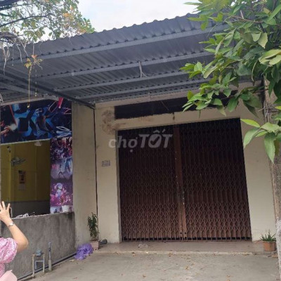 Nhà nguyên căn đối diện trường học