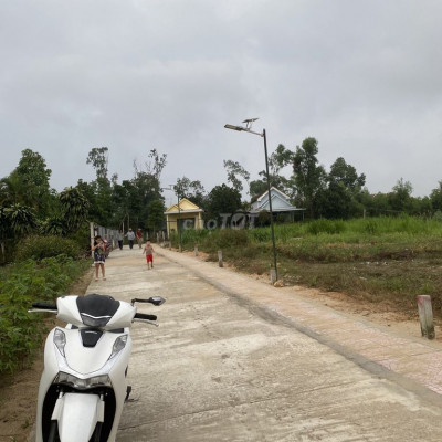 Bán lô đất 380tr, gần TP Quảng Ngãi, đường 5m dân cư đông, cạnh UBND