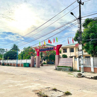 cần bán lô đất mặt tiền công viên. đối diện uỷ ban xã tịnh hoà