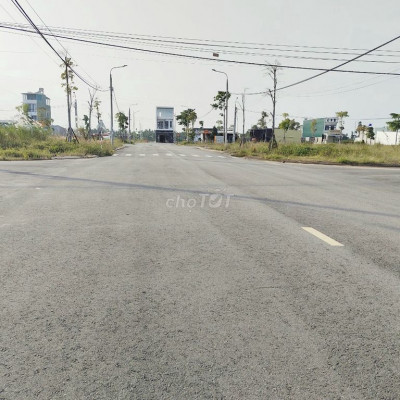 sụp hầm lô phú điền , ngay bên cạnh nhà biệt thự , đối diện công viên